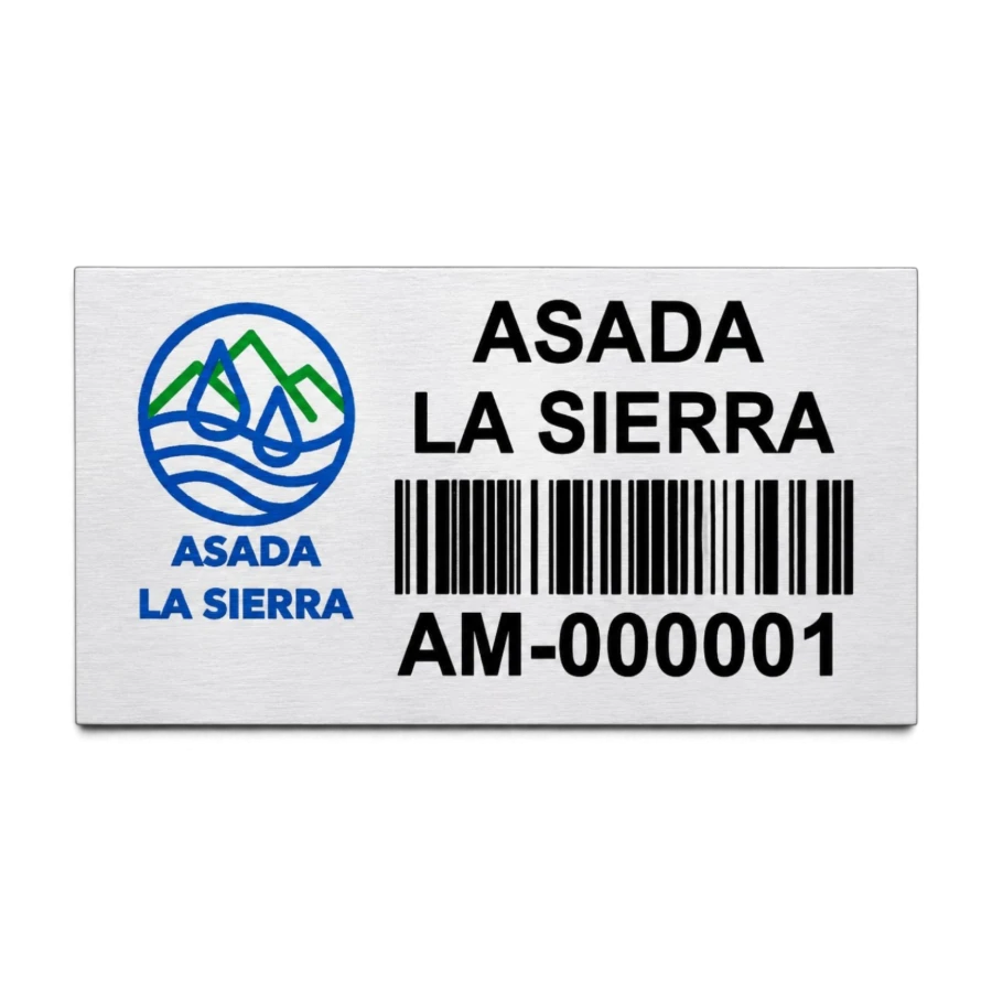 Placa de aluminio con adhesivo industrial antes de ser montada en un activo