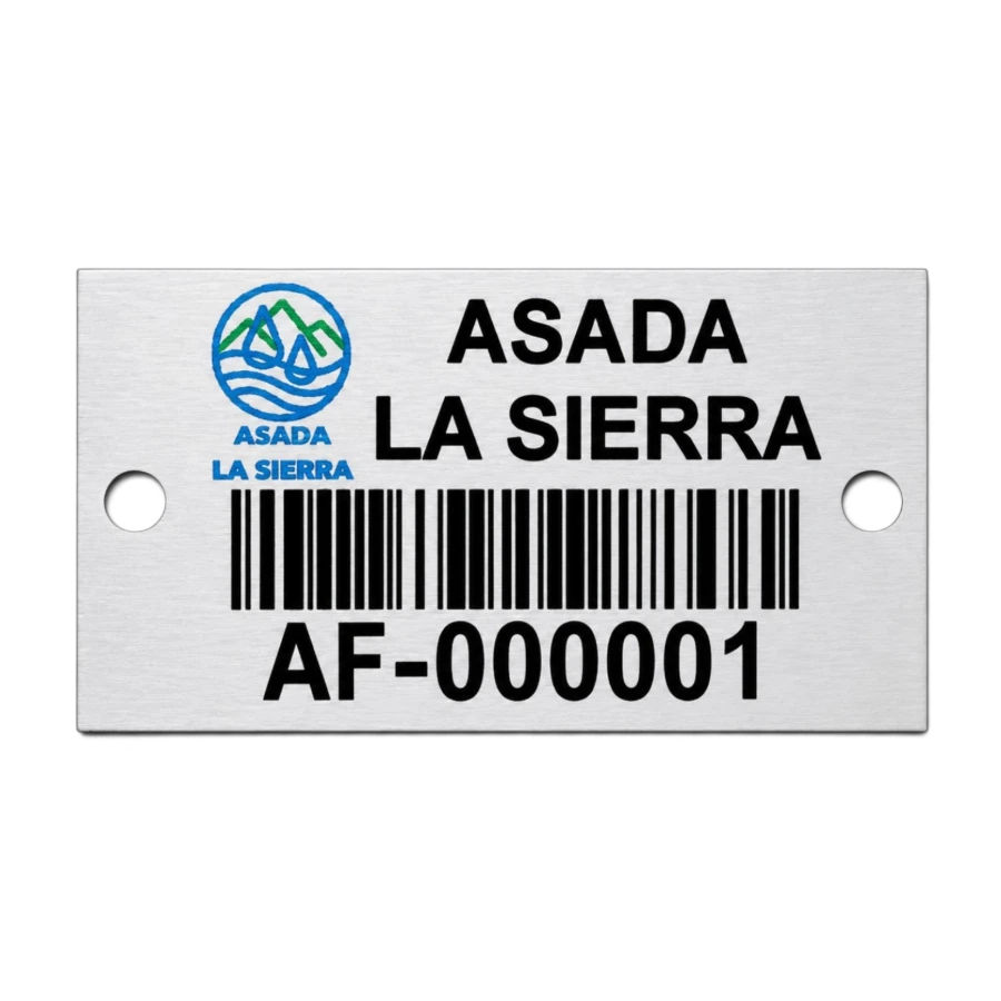 Placa de aluminio con orificios para remaches antes de ser montada en un activo